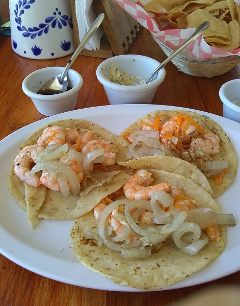 Tacos de camarón al mojo de habanero