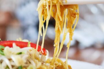 holding malaysian seafood noodles